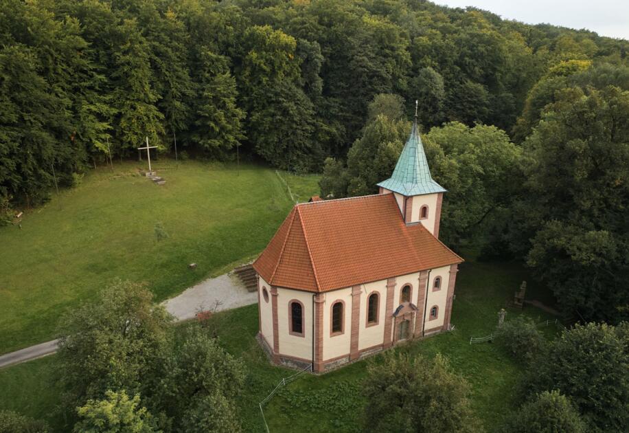 Die Wallfahrtskapelle Klüschen Hagis aus der Vogelperspektive